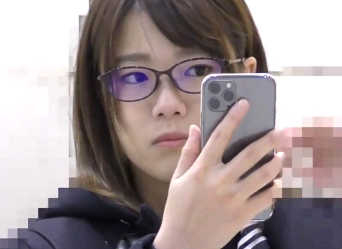 今からこのJKが痴漢されます!パンツを剥ぎ取られチンポを挿入w