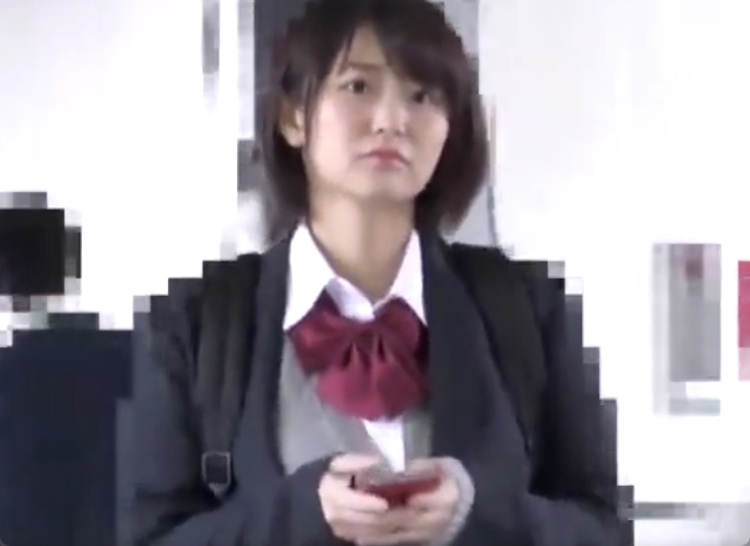おまんこを指でくちゅくちゅ痴漢されちゃう美少女JKさんｗ