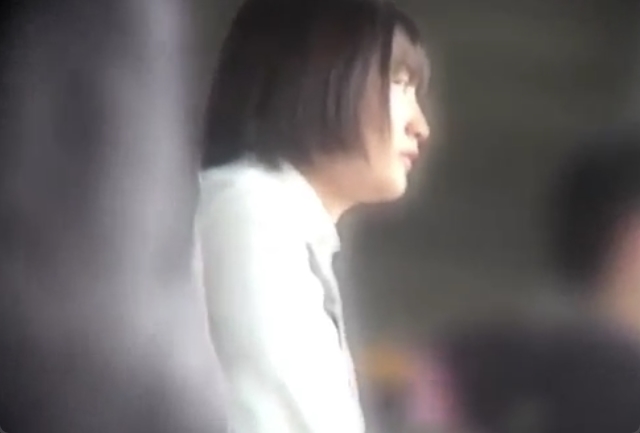 美少女JKが痴漢師にブラをずらされパイ揉みされつつ激しい手マンw
