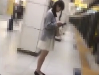 おいおいもうやめてやれよ!めっちゃ困り顔してるじゃんかw