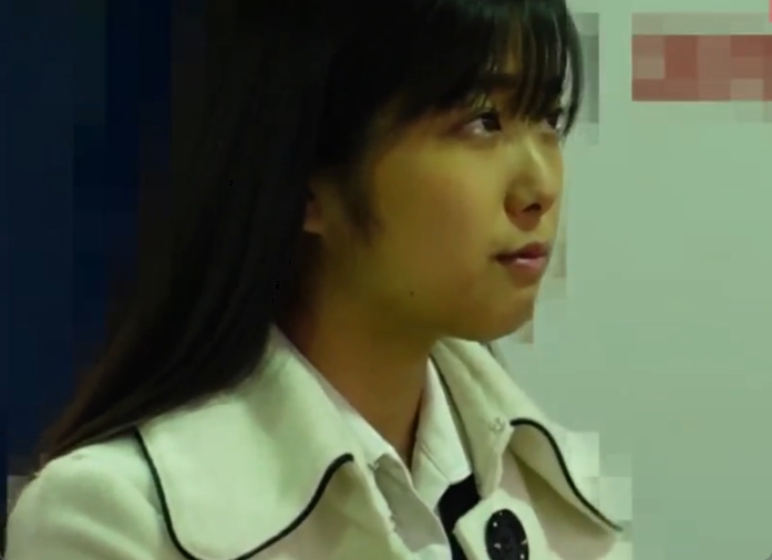 研修帰りのリクスーOLが電車内で手マン痴漢されちゃいますｗ