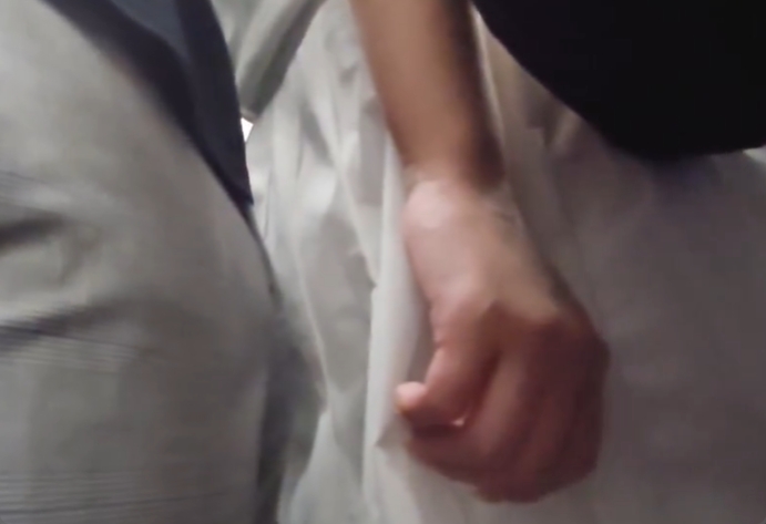 勃起したチンポを女のケツに擦り付ける卑劣な痴漢動画ですw