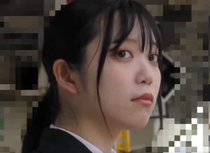 電車の中でおまんこを広げられちゃう美少女JKさんがこちらw