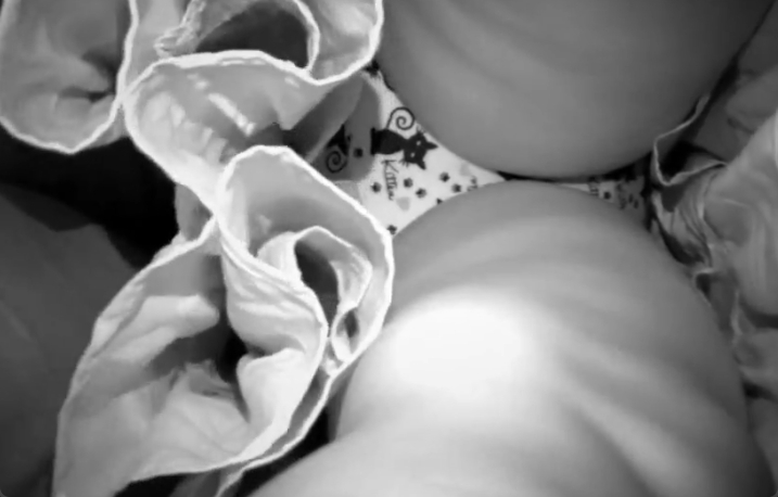 最初はスカートの上からまさぐりお次はパンツそしてマンコへと…