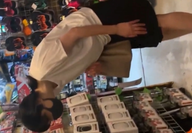 某店内にて買い物中の女性客をパイタッチ痴漢!ヤバすぎだろw