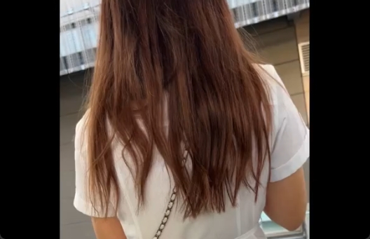 白ワンピを着た清楚系のお姉さんが指マン痴漢されちゃうw