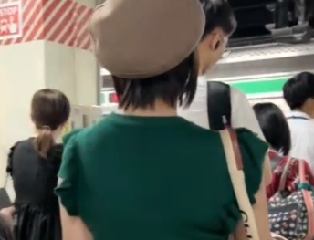 ベレー帽を被ったお姉さんがターゲット!電車内痴漢動画w