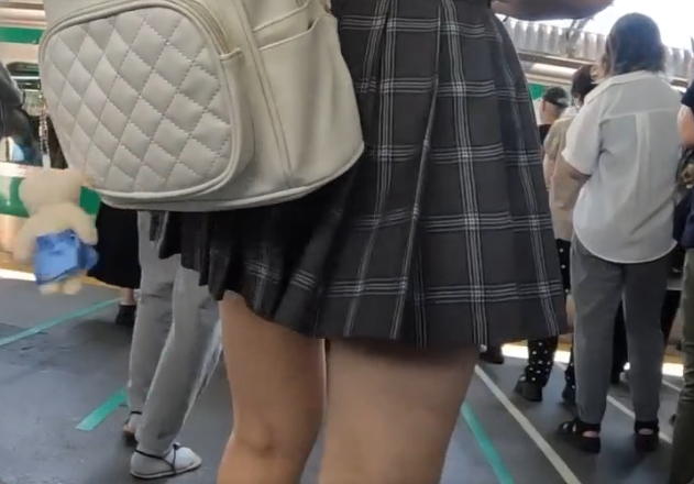 JKのテカテカサテンパンツがエッチです!尻を揉まれてますw