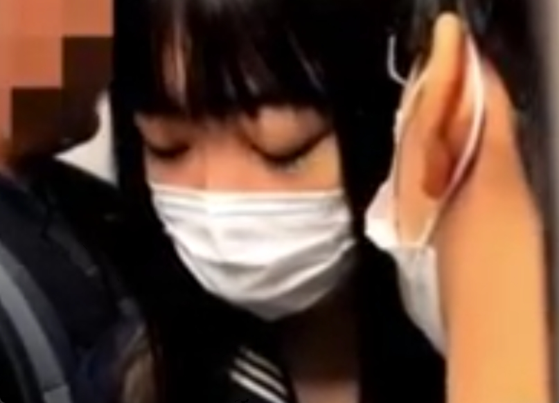 満員電車で乳を揉まれておまんこをプニプニされるJKちゃん!