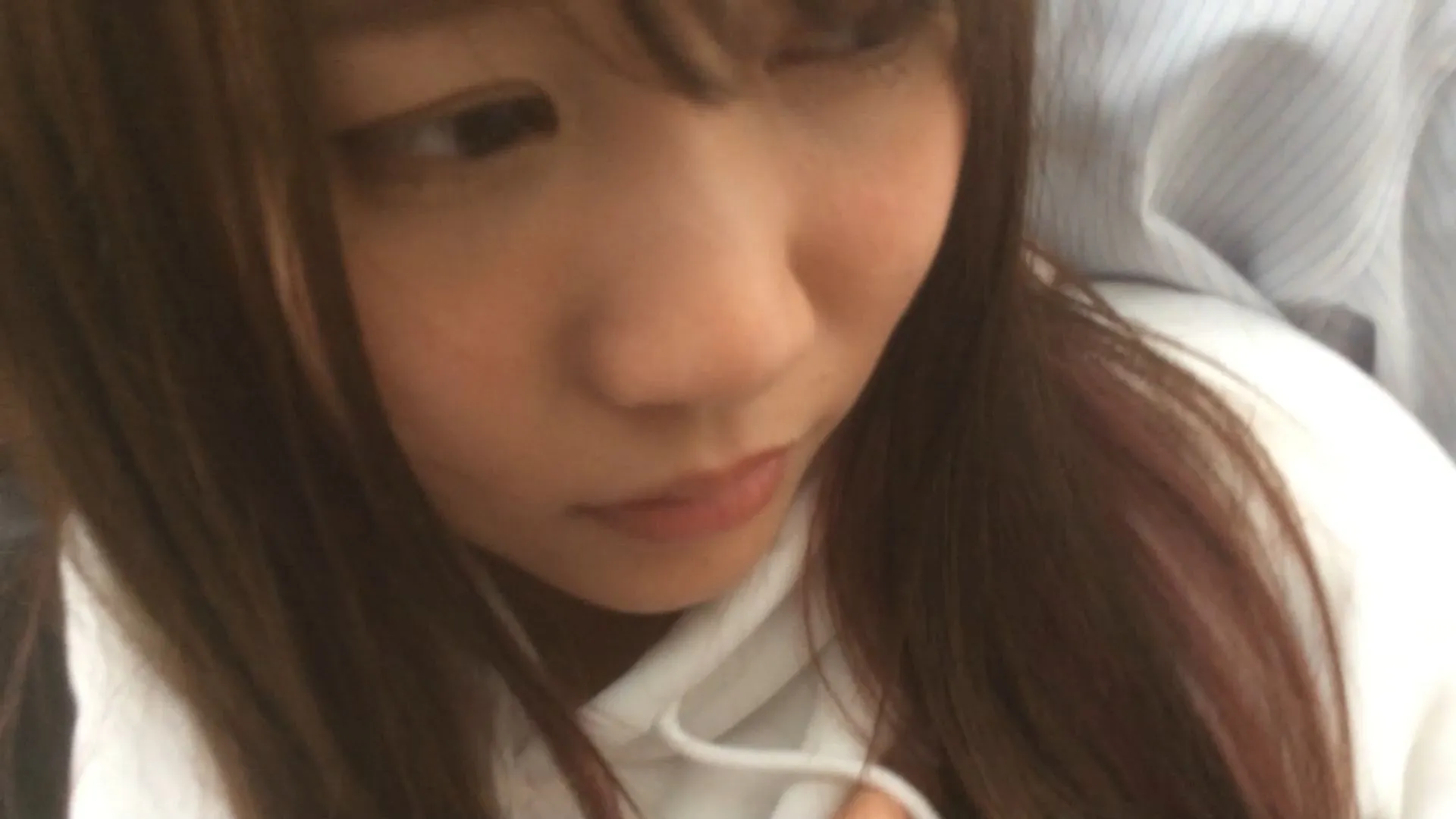 こんな可愛い子も痴漢されるなんて!おまんこピトピトされてるw