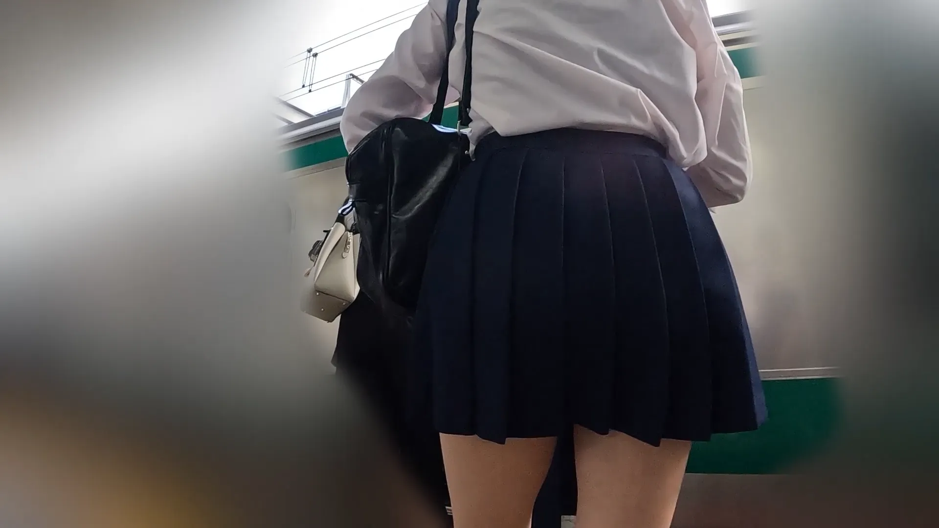 駅に着く間際にケツを揉みしだく!ミニスカ娘の痴漢動画w