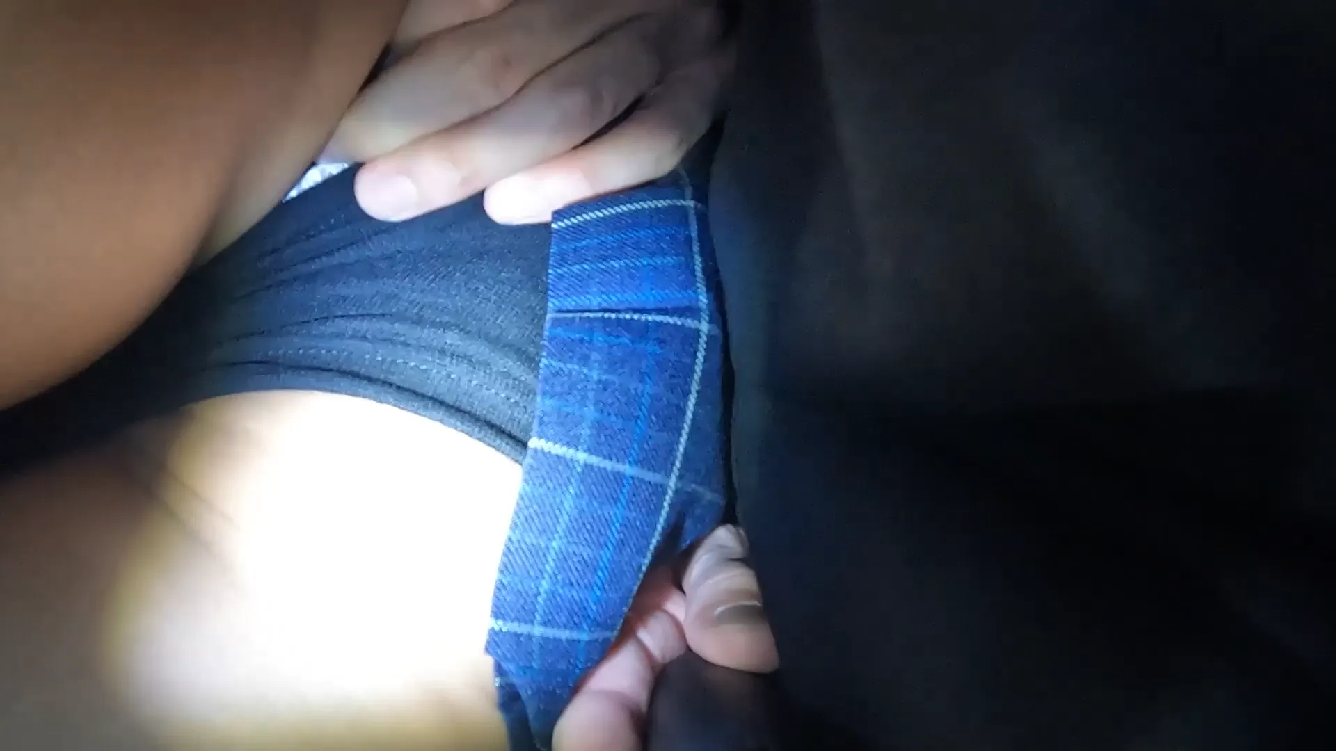 有名痴漢師に初痴漢作品！美脚スパッツJKが最初の犠牲者にｗ