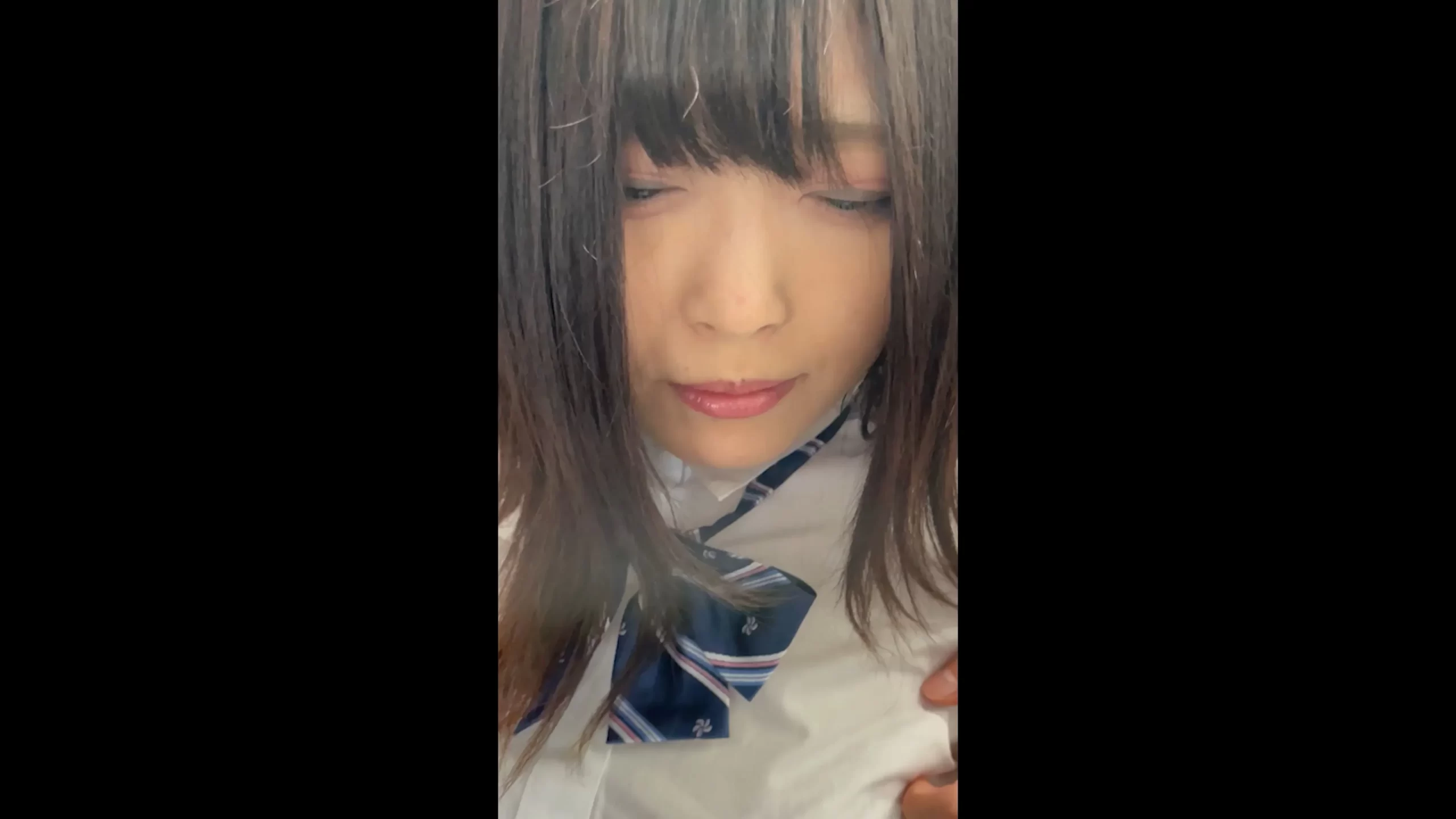 吐息がエロい！痴漢師にパイパンJKがおまんこクパアされちゃうｗ